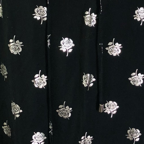 NWT HARVE BENARD Black & Silver Metallic Roses Tie Collar Blouse M - Picture 2 of 13